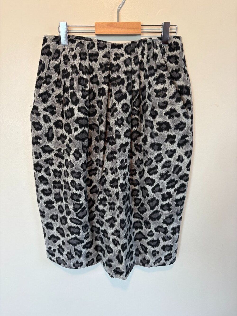 Dana Buchman Silk Leopard Print Pencil Skirt | Grey & Black